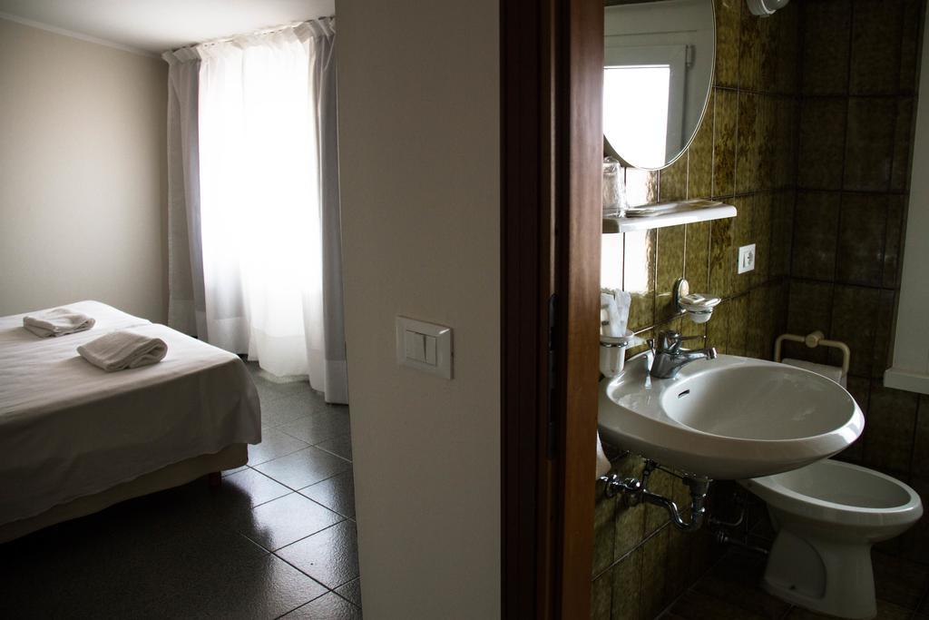 Hotel Arianna Iseo Szoba fotó